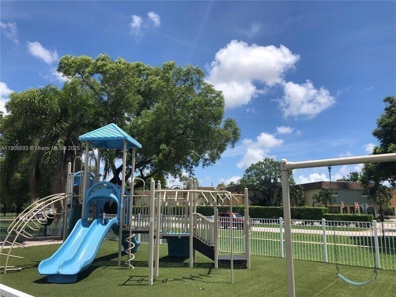 Building Photo - 4672 NW 9th Dr