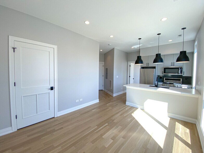 Building Photo - 1060 W Cornelia Ave