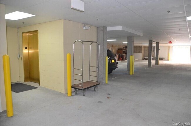 Building Photo - 304 Canter Ct