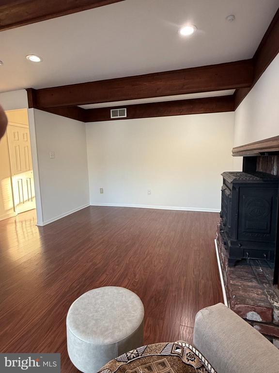 Building Photo - 5 Westbury Dr