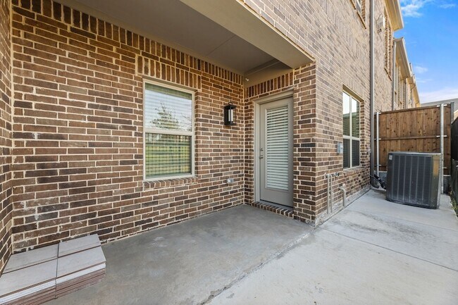Building Photo - 2205 Southwick Dr