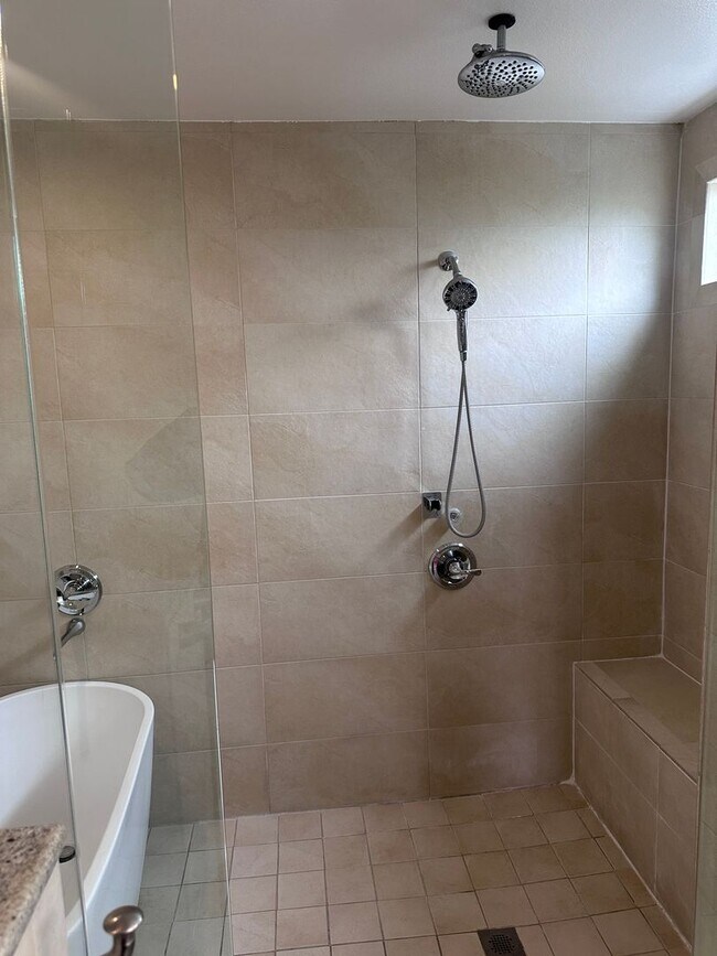 Building Photo - Stunning 3 bedroom + Den with Large Yard!