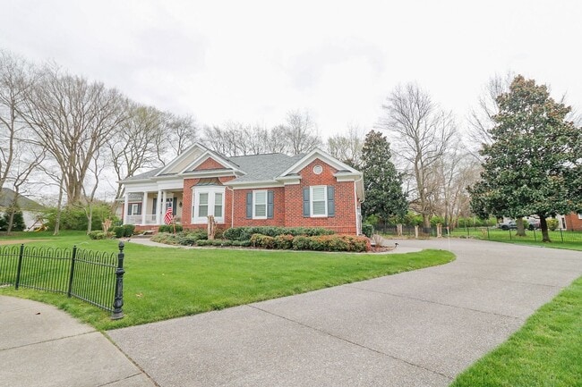 Building Photo - 5 Bed, 3.5 Bath w/ 3 Car Garage Less than 1 Mile from Downtown Franklin