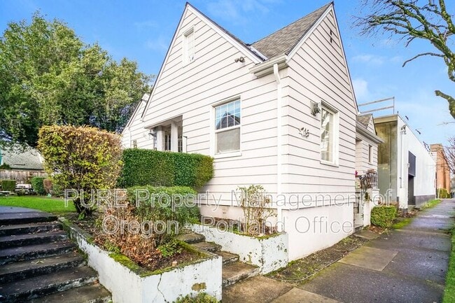 Building Photo - 715 NE 20th Ave