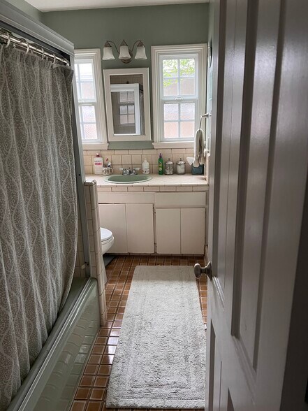 Shared Bath - 504 Douglas Ave