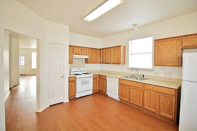 Building Photo - Charming 3/2/2 in Summit Oaks For Rent!