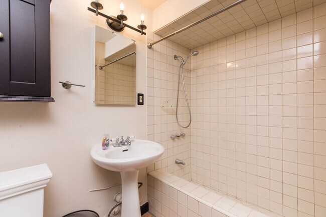 Building Photo - 7846 Lilac Ln