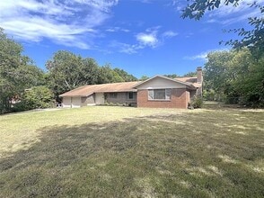 Building Photo - 1431 Eastview Dr