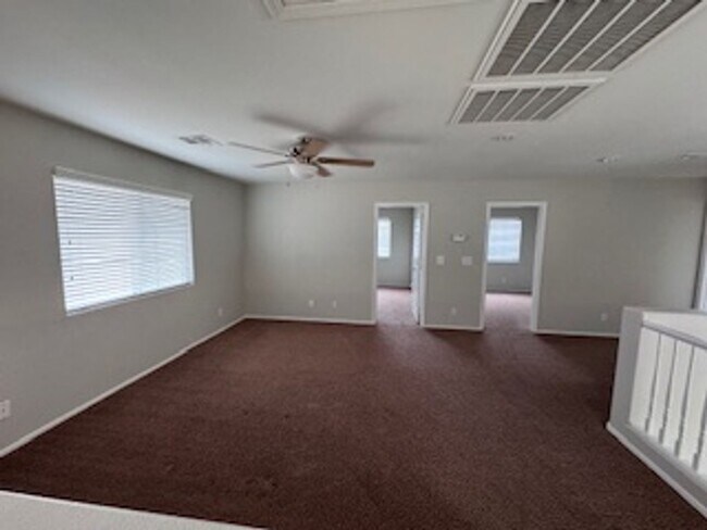 Building Photo - 3Bed/2.5Bath/2Car Residence located in North Las Vegas gated community!