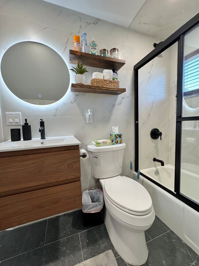 Building Photo - 240 Norgrove Ave