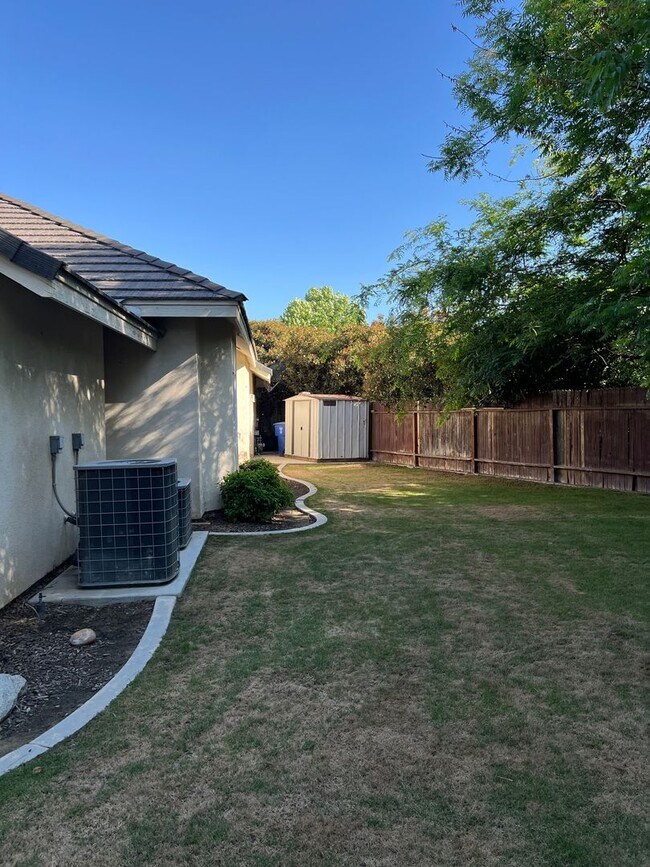 Building Photo - Gated Grand Island Home!