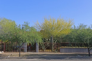 Building Photo - LUXURY DUPLEX