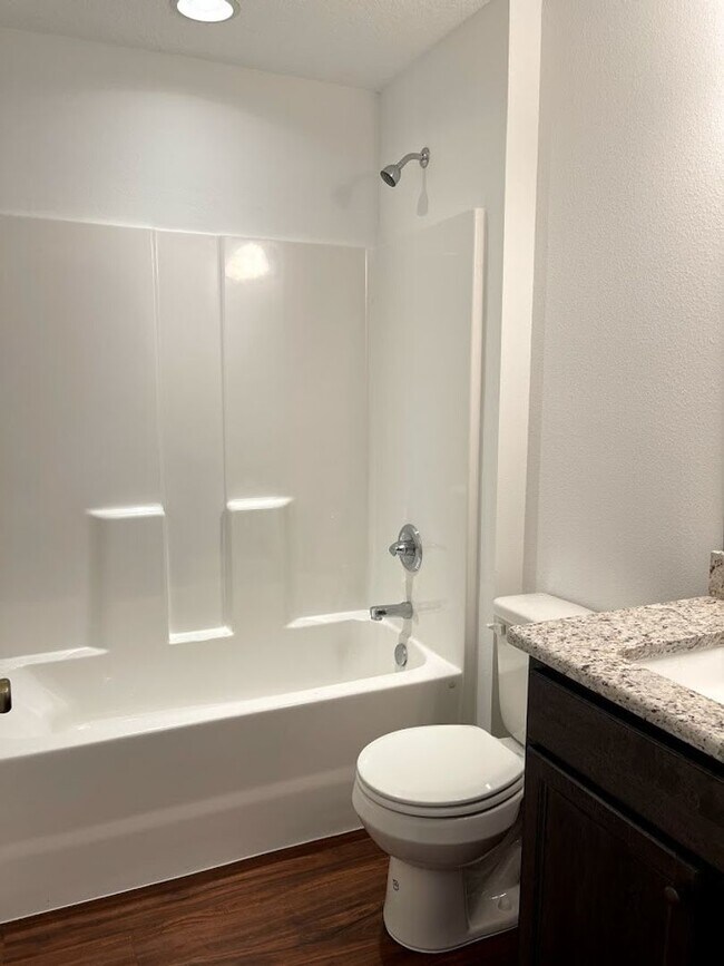 Building Photo - 3 bedroom, 2 bath, 2 car garage home on a ...
