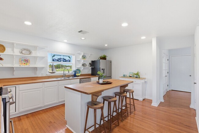 Building Photo - 180 Grove Rd