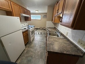 Building Photo - Spacious 3 bed 2 bath