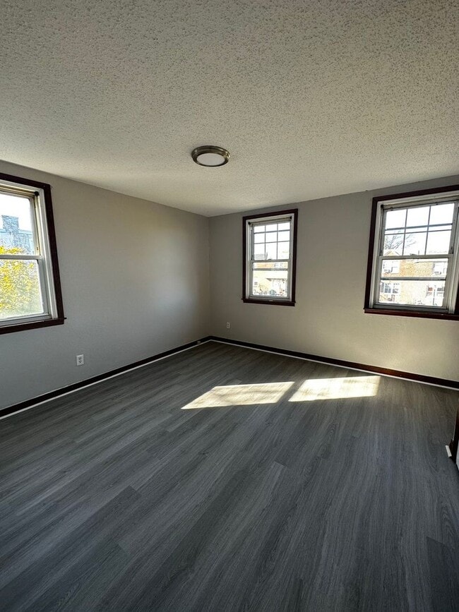 Building Photo - 3 Bedroom and 1 bathroom House