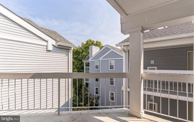 Building Photo - 3179 Summit Square Dr