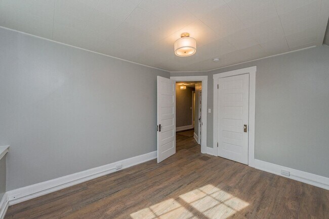 Building Photo - 3 Bedroom/1 Bath Townhouse - Kingsport, TN