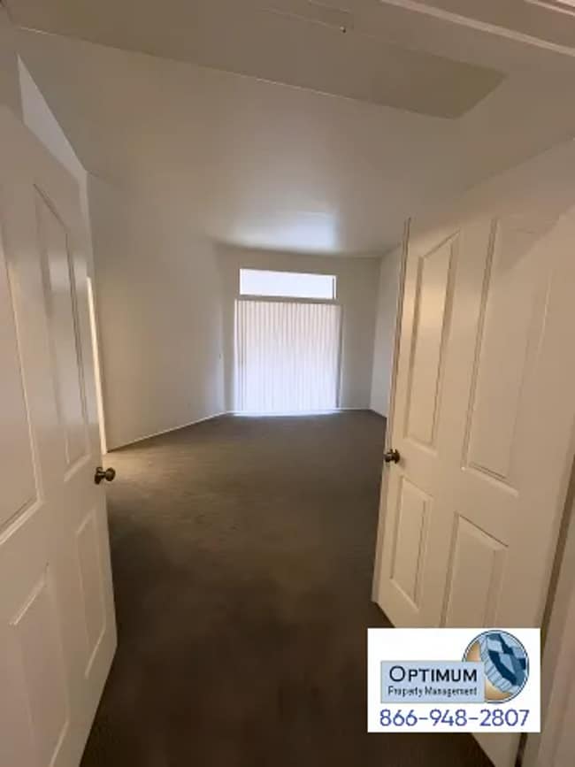 Building Photo - Beautiful 3 Bedroom, 2 Bathroom Home with Versatile Living Spaces