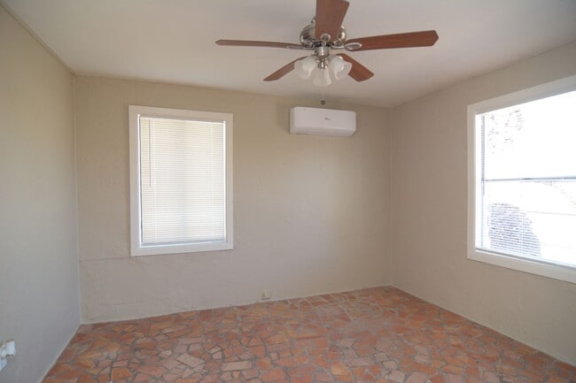 Building Photo - Charming 1 Bedroom 1 Bath Home! Great Cent...