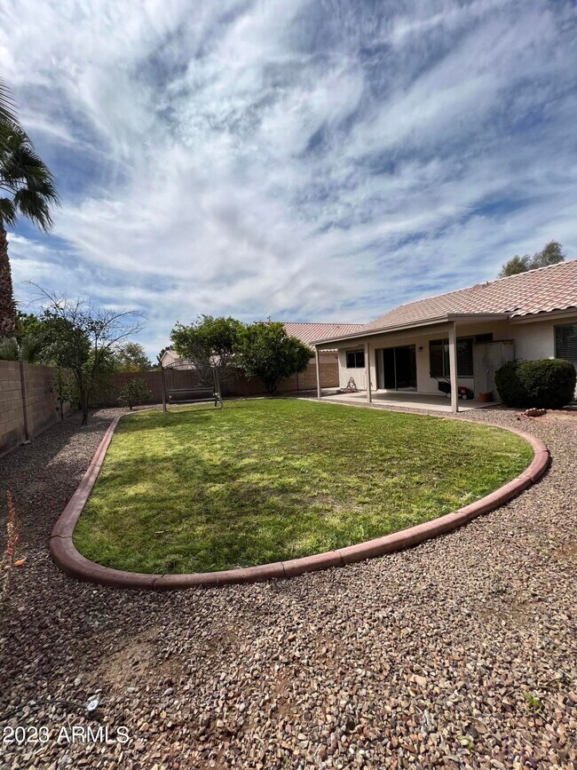 Building Photo - 1171 W Goldfinch Way