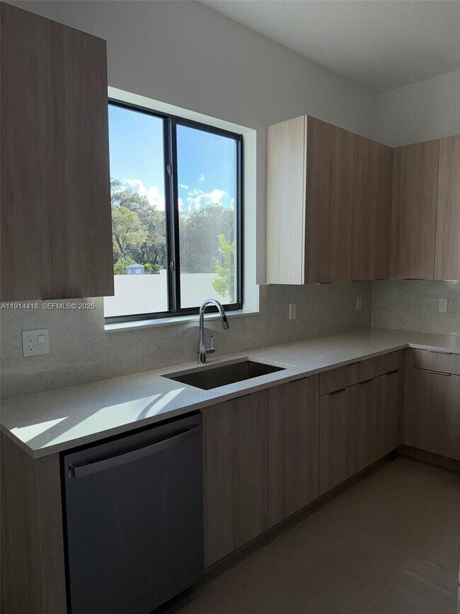 Building Photo - 1438 SW 23rd St