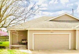 Building Photo - Great 3 Bed 2 Bath 2 Car Garage Flat Duplex- Pets ok!