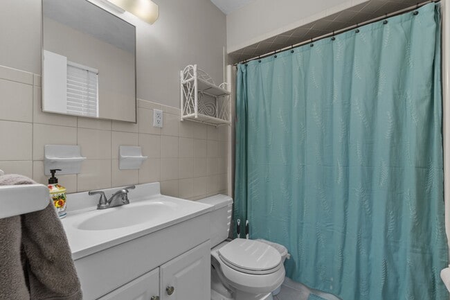 Building Photo - 620 E New England Ave