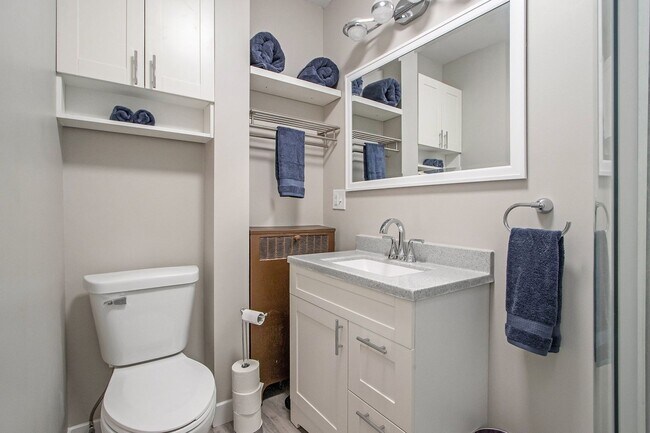 Building Photo - $1495 Tastefully furnished 1BR Apartment |...