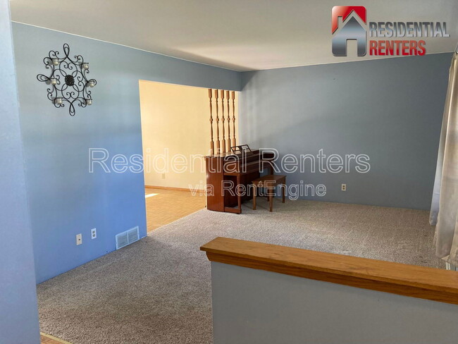 Building Photo - 257 S Regis Rd