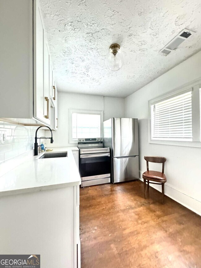 Building Photo - 52 Delmont Dr NE