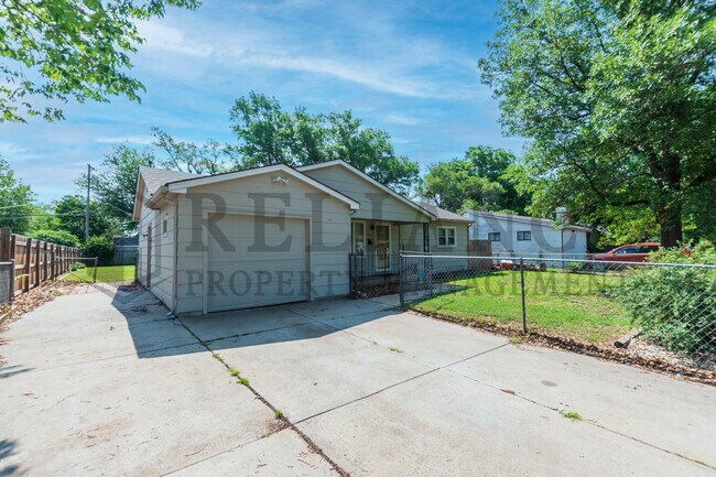 Building Photo - 2322 S Vine St