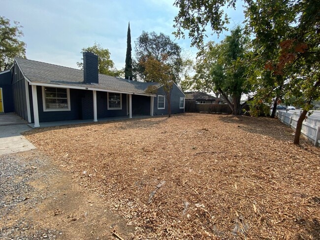 Building Photo - Beauitfully upgrade 3 Bedroom on large lot!