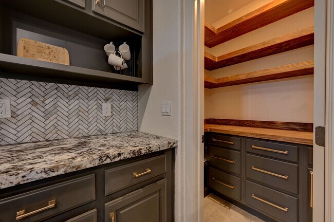 Building Photo - Spacious Summerlin Home Featuring Casita a...