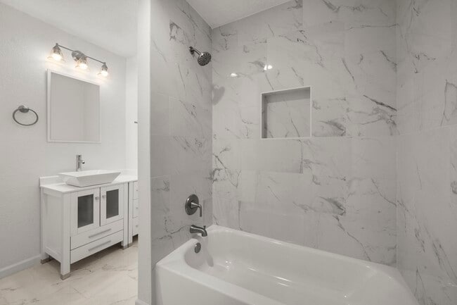 Building Photo - 914 Grand Oaks Dr