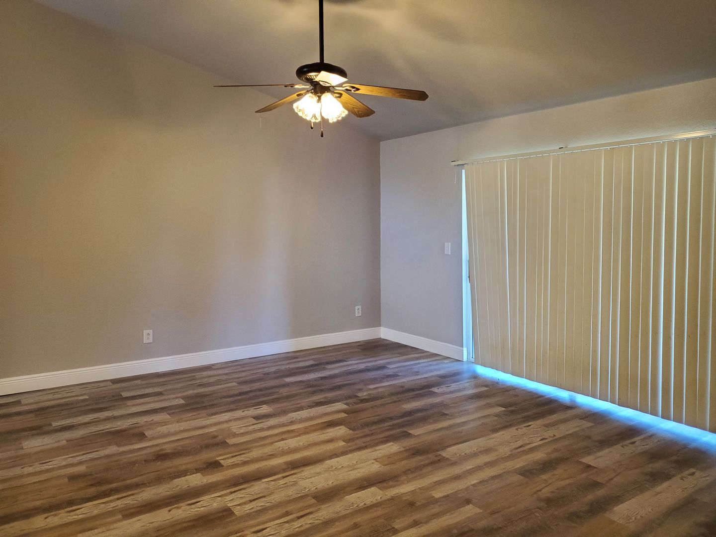 Building Photo - Newly Remodeled 4/2 PLUS DEN House Lehigh