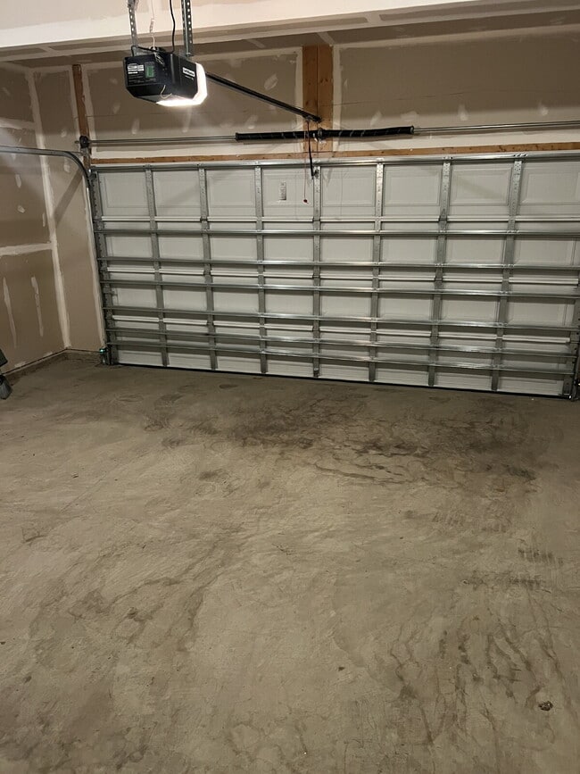 Building Photo - Spacious 3-Bedroom Rental in Sought-After ...