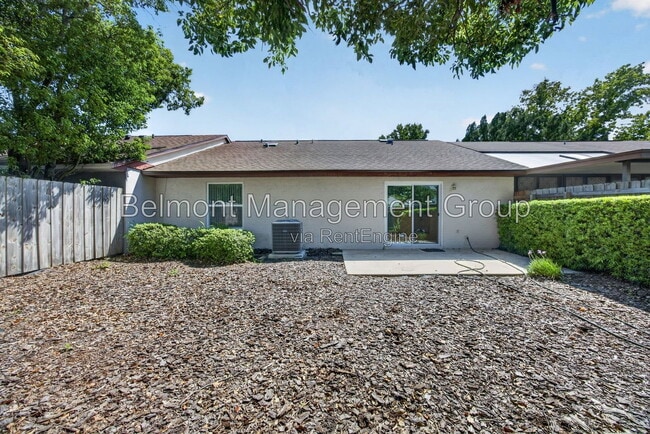 Building Photo - 102 Edgewater Cir