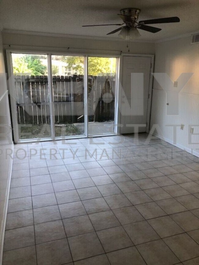 Building Photo - 407 Fox Run Ave