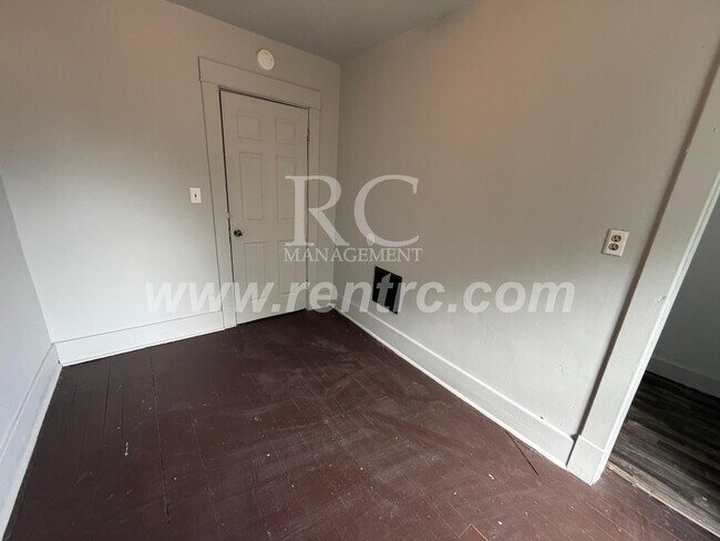 Building Photo - 9 Cronkhite-