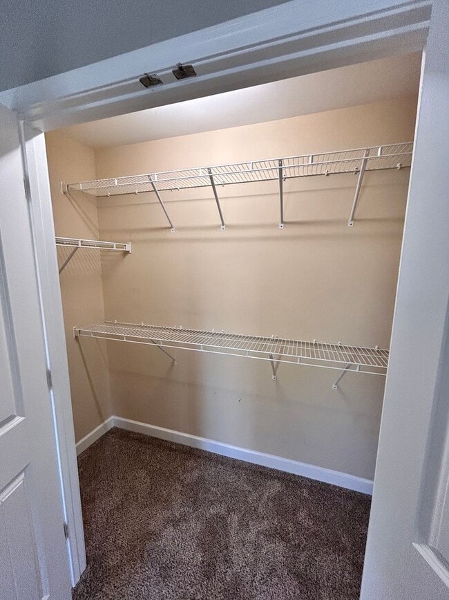 Building Photo - Large family rental available in Maple Hill