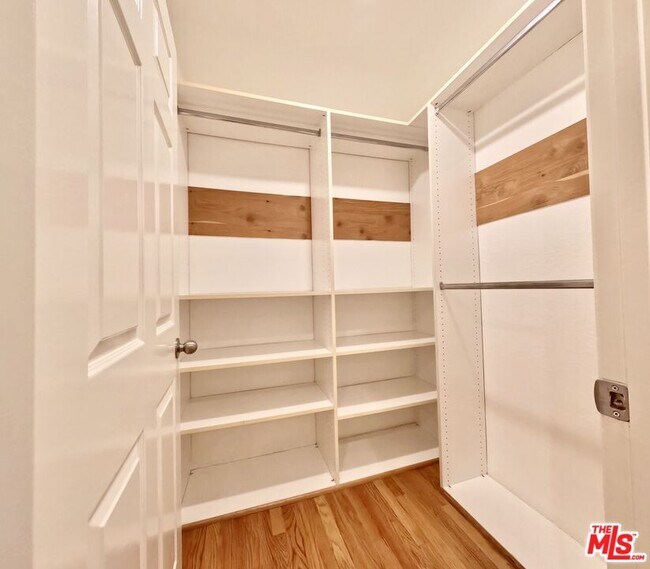 Building Photo - 805 N W Knoll Dr