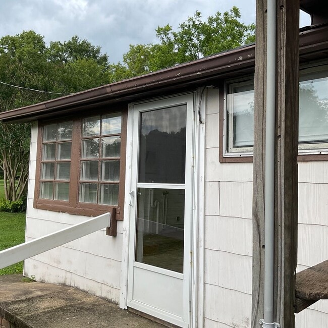 Building Photo - Farm house with 3 bedrooms, 1 1/2 baths