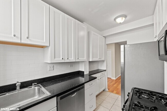 Building Photo - 3606 W Dickens Ave