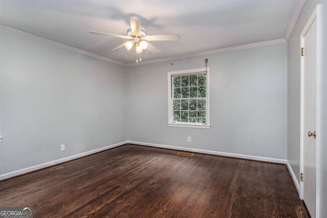 Building Photo - 388 Lakemoore Dr NE