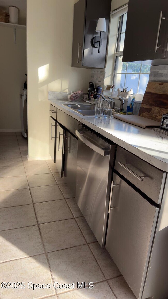 Building Photo - 121 Franklyn Ave