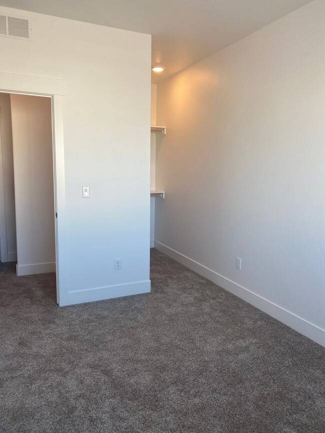 Building Photo - 3-Bedroom, 2.5 Bath Townhome with Office S...