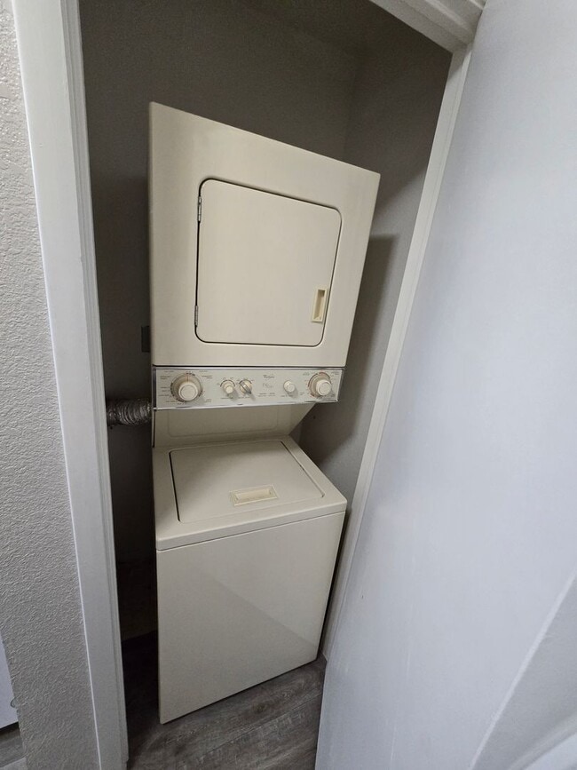Building Photo - ***GREAT 1 BEDROOM/ 1 BATH CONDO ON SECOND...