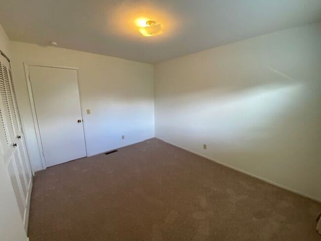 Building Photo - 701 Pine St