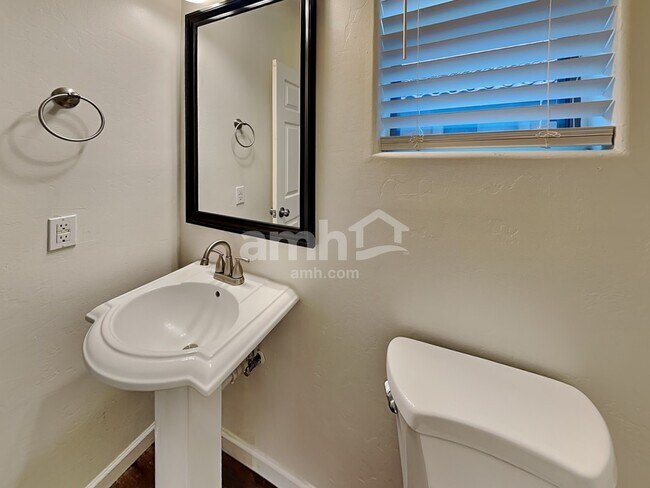 Building Photo - 119 S Beyerville Pl